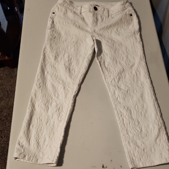 Simply Vera Vera Wang White Straight Leg Jeans with Elegant Textured Design - Picture 1 of 8
